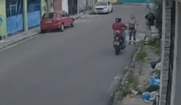 Criminoso em moto encurrala mulher e rouba celular na Zona Leste de Manaus; vídeo