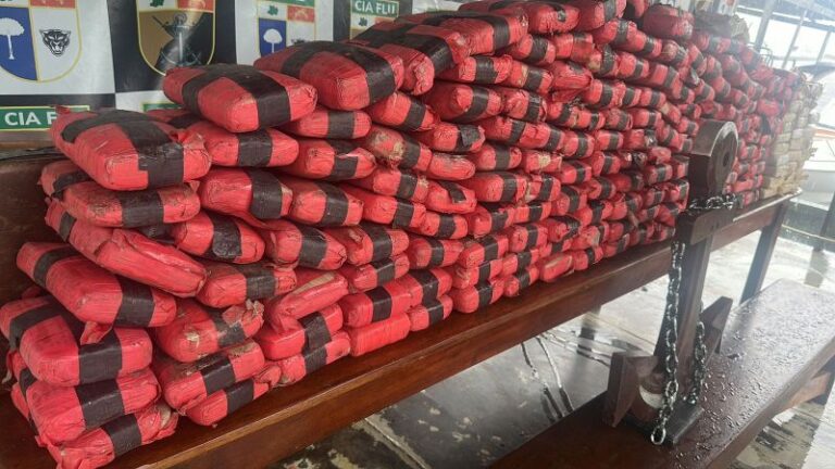 Operação fluvial apreende quase 200 tabletes de droga em lancha no Rio Negro, no AM