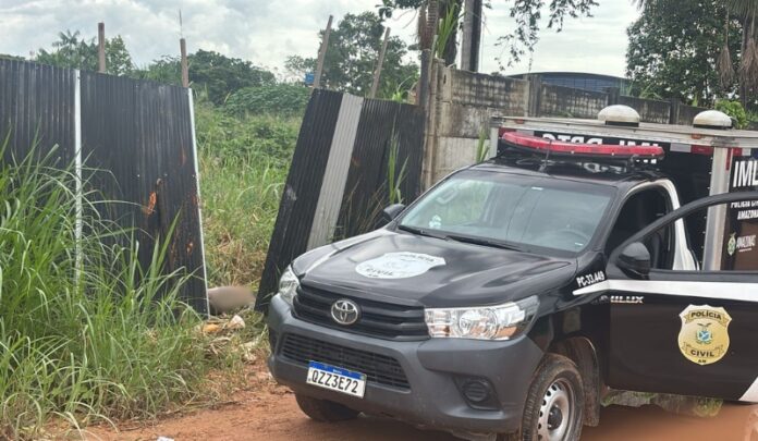 Corpo em decomposição é encontrado em terreno baldio no bairro Tarumã