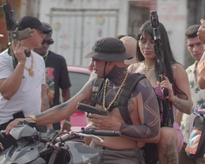 VÍDEO! Jovem morta a tiros em Manaus participou de clipe musical que mostra ostentação de armas