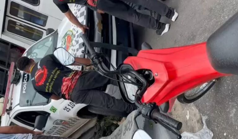 VÍDEO! Viatura da PM cai em buraco em Manaus e moradores ajudam a retirar veículo