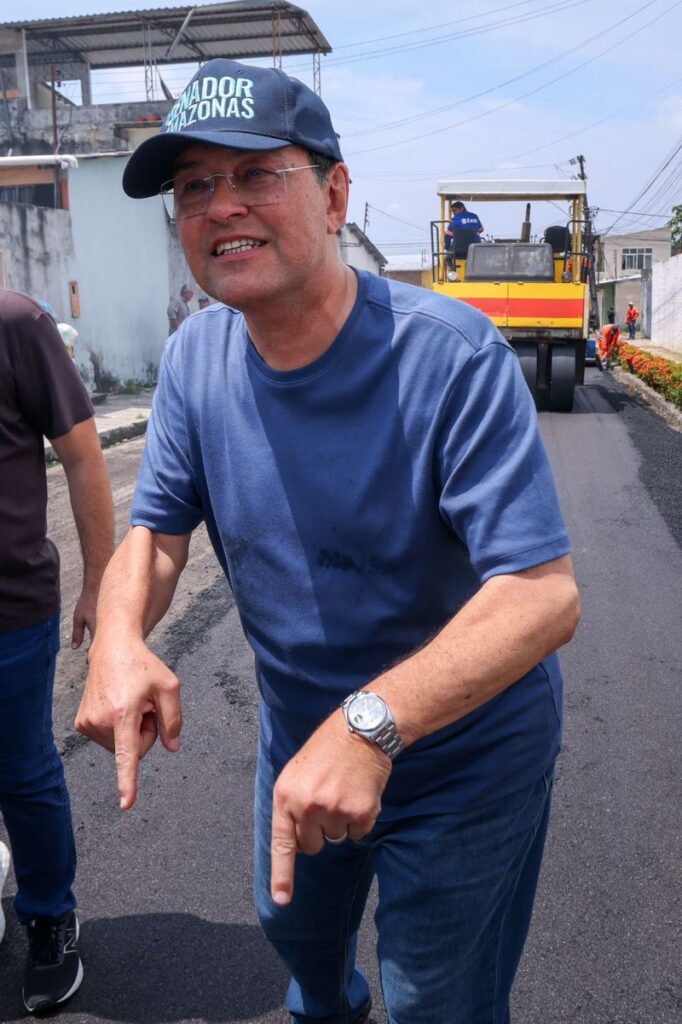 Eduardo Braga leva asfaltamento ao Núcleo 15 da Cidade Nova e moradores comemoram nova realidade