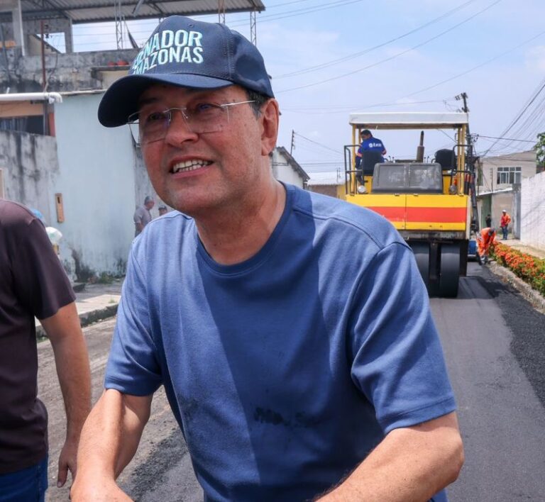 Eduardo Braga leva asfaltamento ao Núcleo 15 da Cidade Nova e moradores comemoram nova realidade