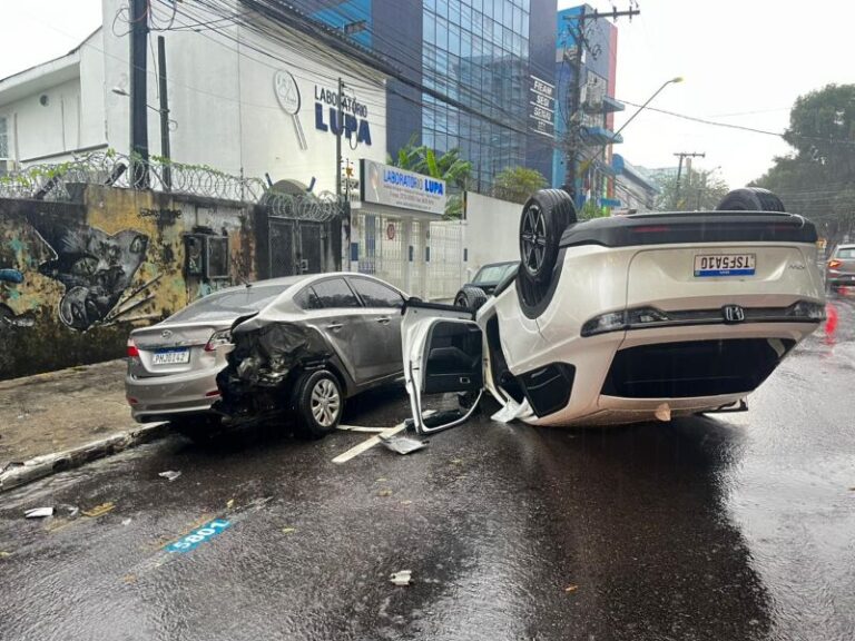 VÍDEO: Carro capota durante forte chuva na avenida Joaquim Nabuco, no Centro de Manaus