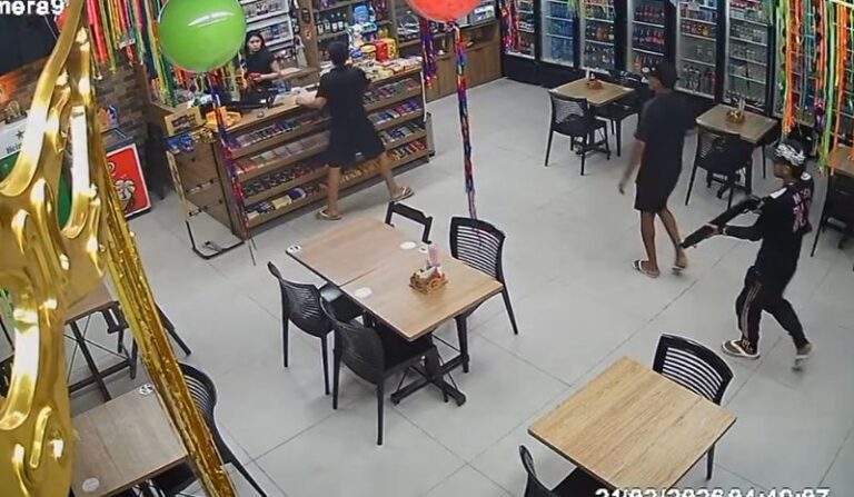 VÍDEO: trio rende funcionária e assalta conveniência no Tarumã, em Manaus