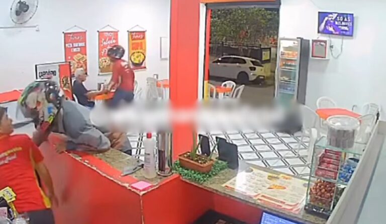 VÍDEO: dupla finge ser cliente e assalta lanchonete na Zona Norte de Manaus