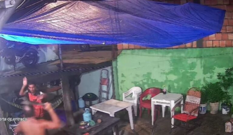 VÍDEO: morador usa terçado e põe suspeito para correr durante invasão em Manaus