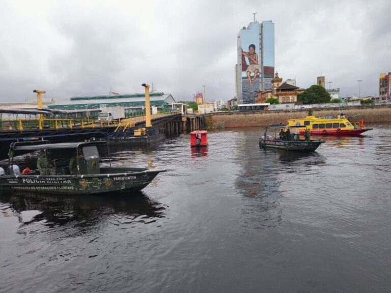 Buscas por desaparecidos após naufrágio seguem no AM; redemoinhos e chuva dificultam operação