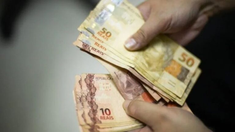 Salário mínimo de R$ 1.621 começa a ser pago nesta segunda-feira