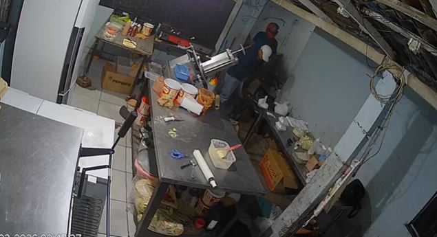 VÍDEO: Criminosos rendem funcionários e assaltam delivery de lanches em Manaus