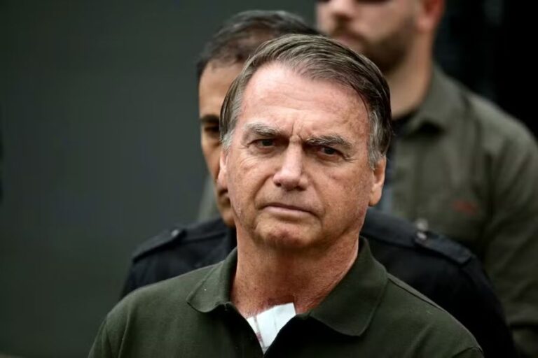 Jair Bolsonaro recebe alta hospitalar e cumprirá prisão domiciliar em Brasília