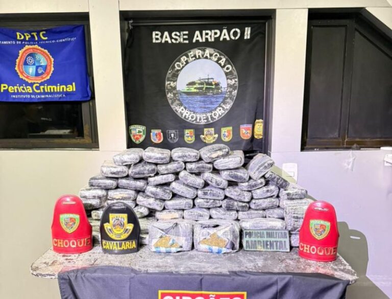 Polícia apreende mais de 110 kg de drogas em barcos no AM; prejuízo ao crime é estimado em R$ 3,3 milhões