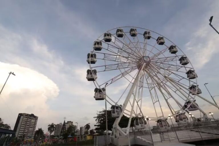 Roda-gigante da Ponta Negra encerra atividades e começa a ser desmontada em Manaus